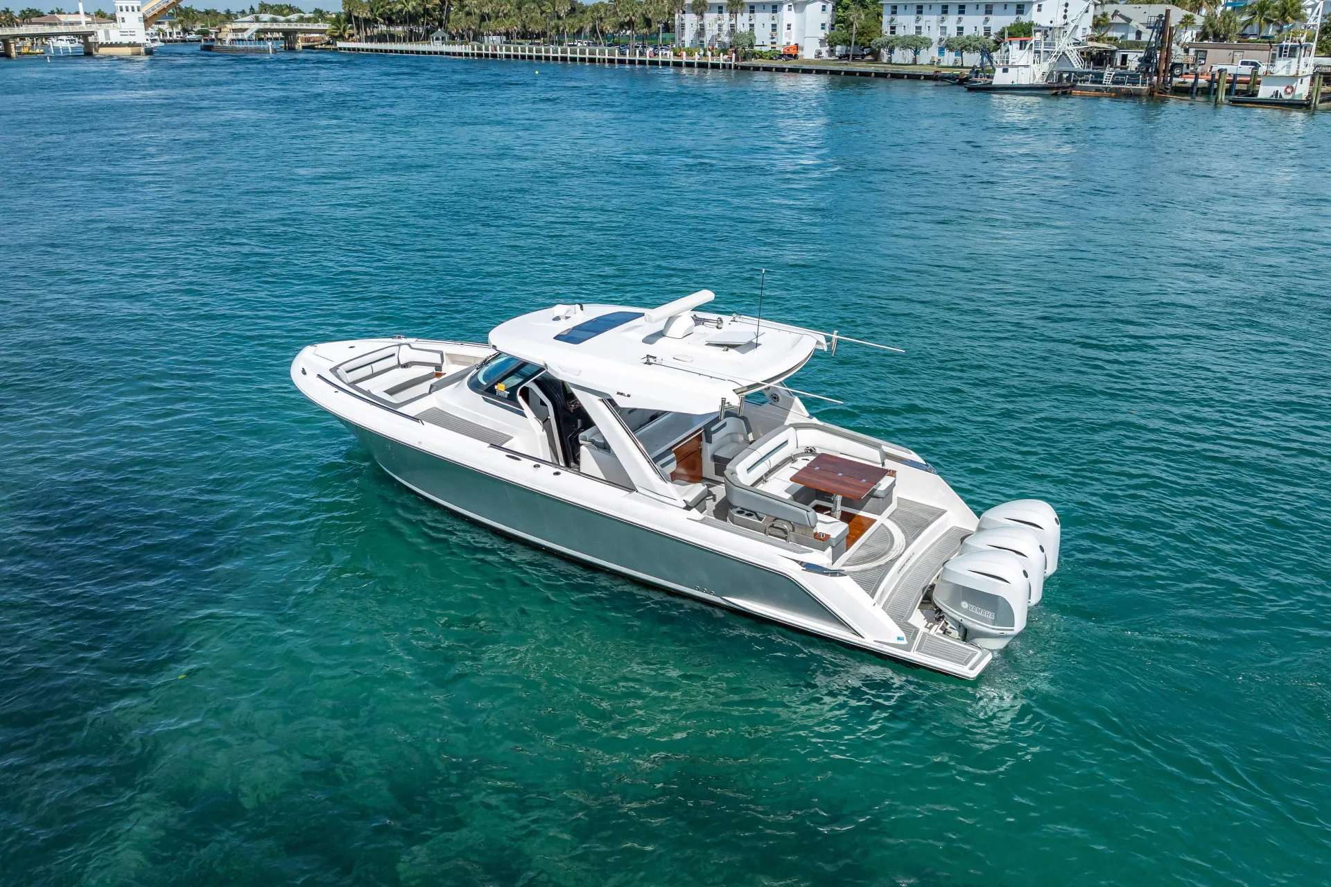 2019 Tiara Yachts 38 LS, photograph 2