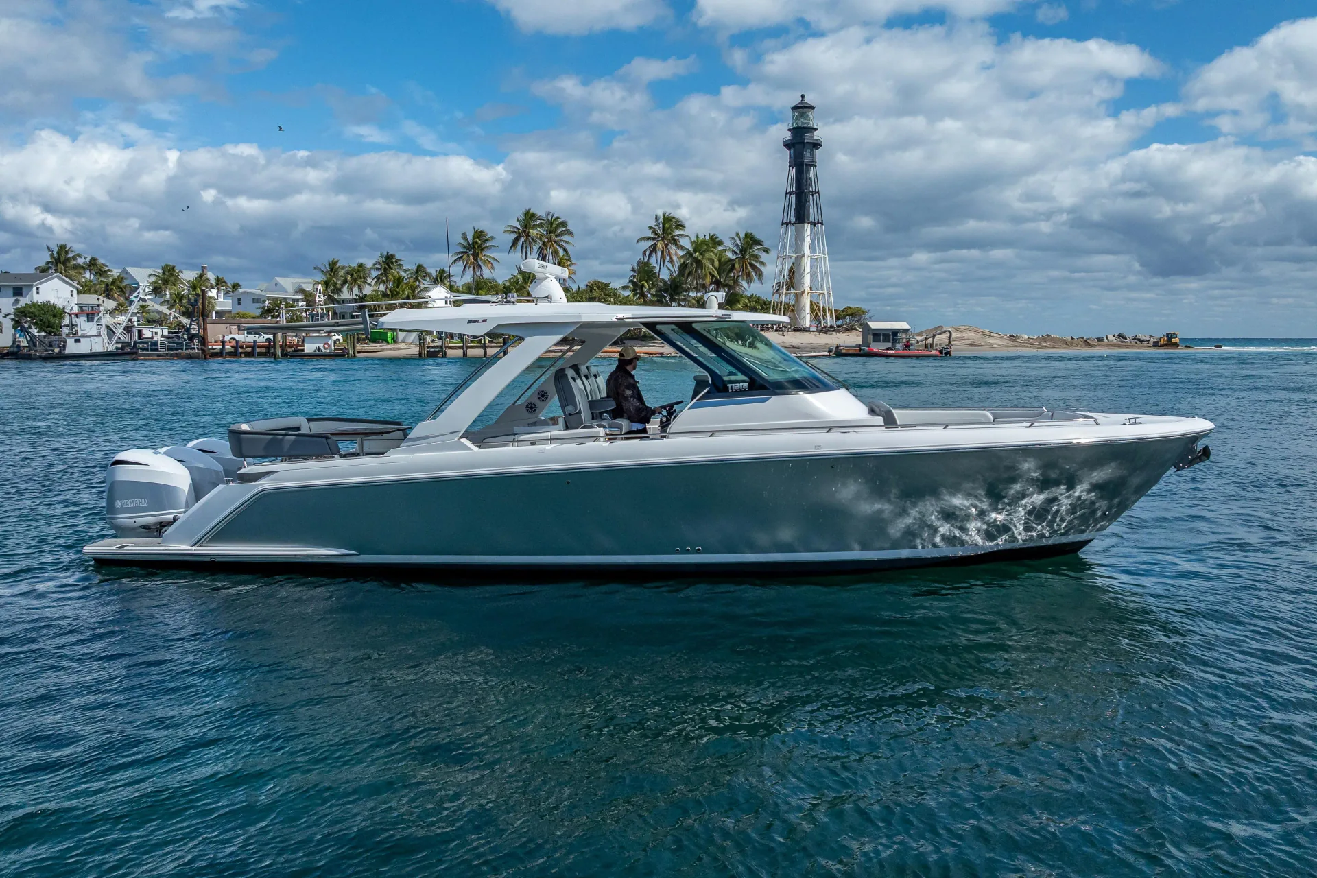 2019 Tiara Yachts 38 LS, photograph 3