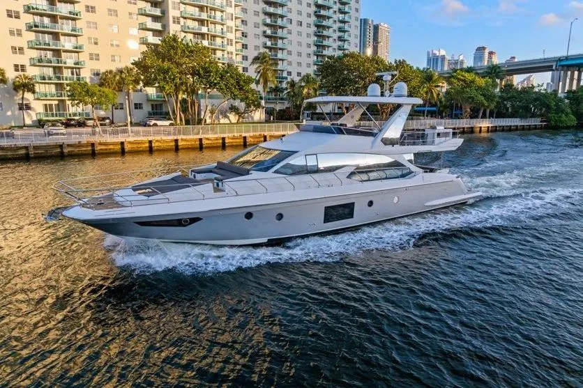 2017 Azimut 66, photograph 1