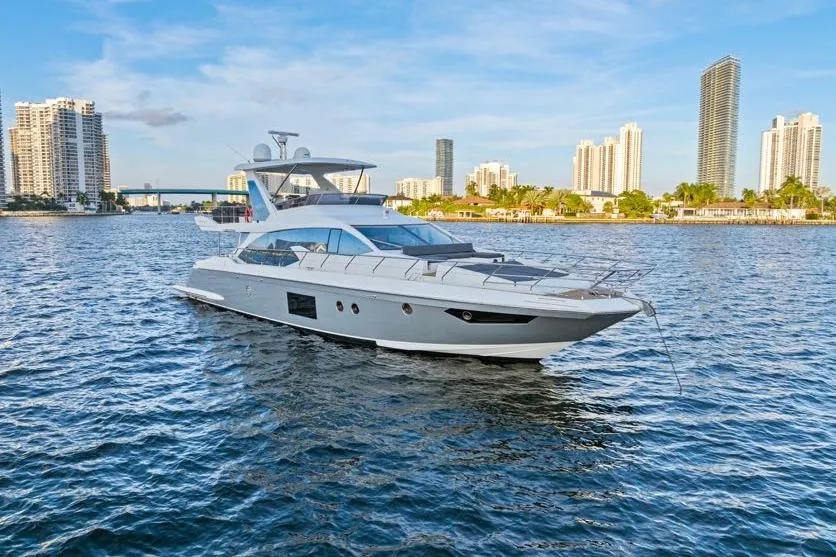 2017 Azimut 66, photograph 3