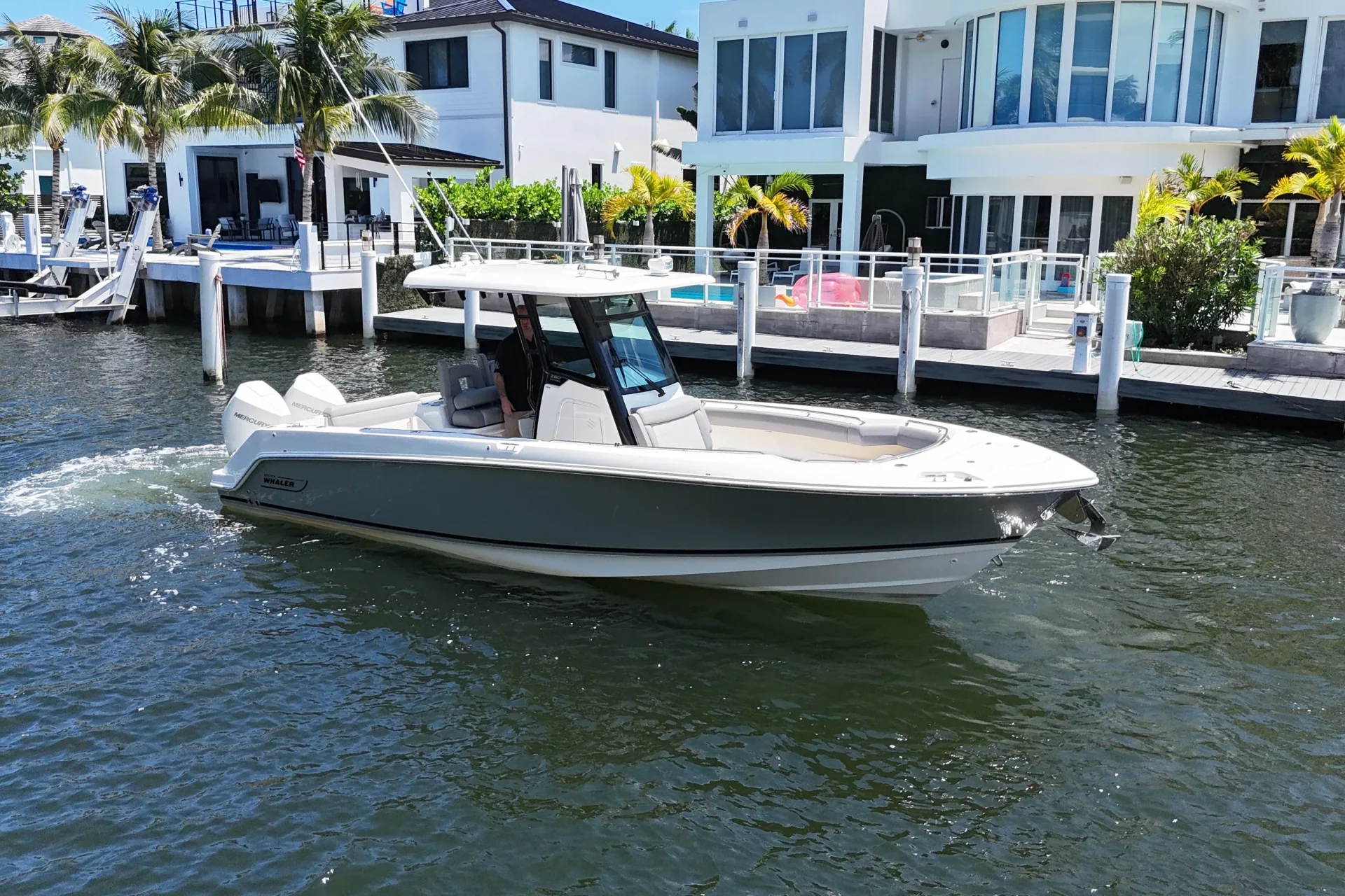 2024 Boston Whaler 280 Outrage, photograph 1