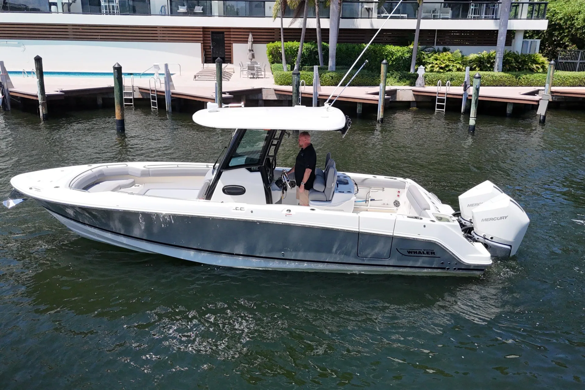 2024 Boston Whaler 280 Outrage, photograph 2