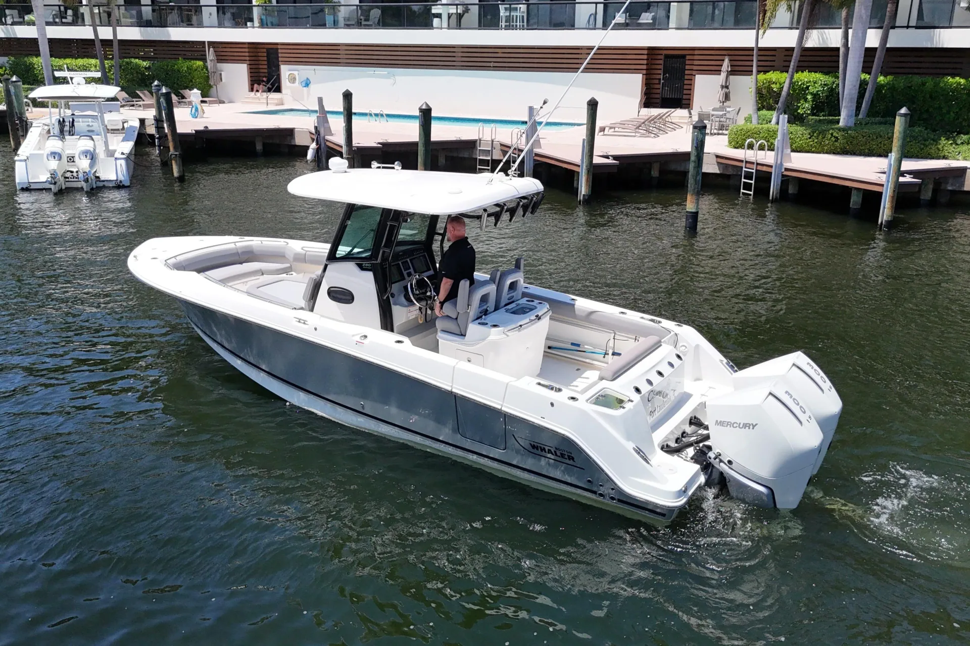 2024 Boston Whaler 280 Outrage, photograph 3