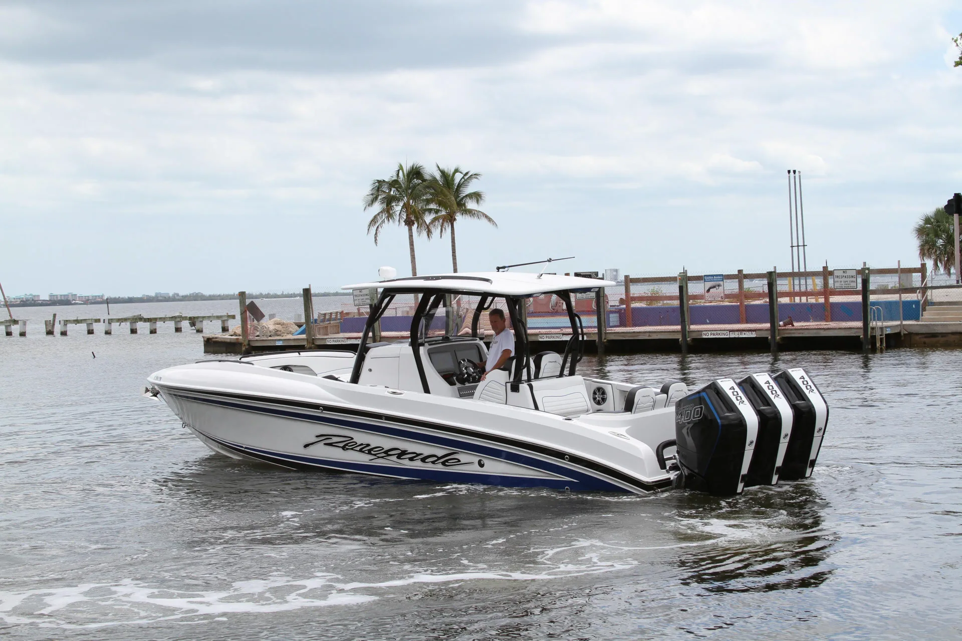 2025 Renegade 33 Open, photograph 3