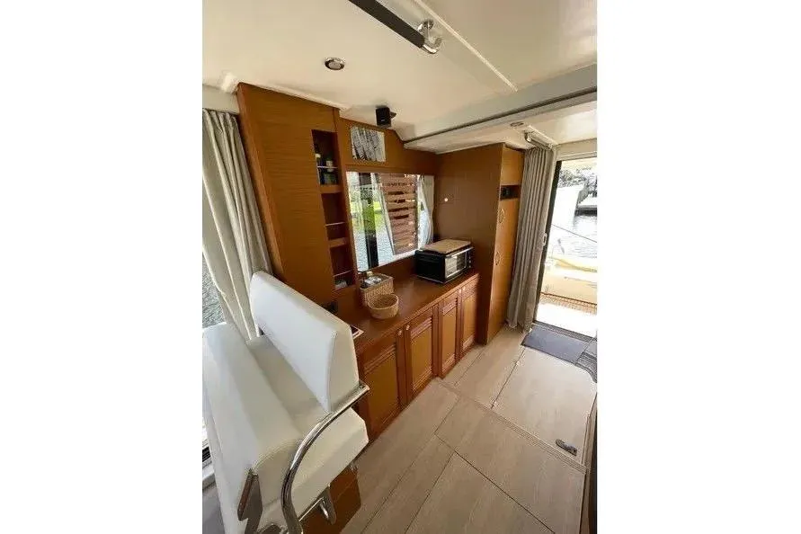2021 Beneteau Swift Trawler 41 Fly, photograph 3