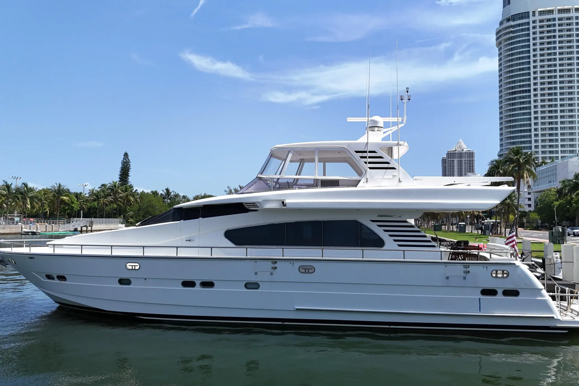 2001 Horizon 70 Motor Yacht, photograph 1