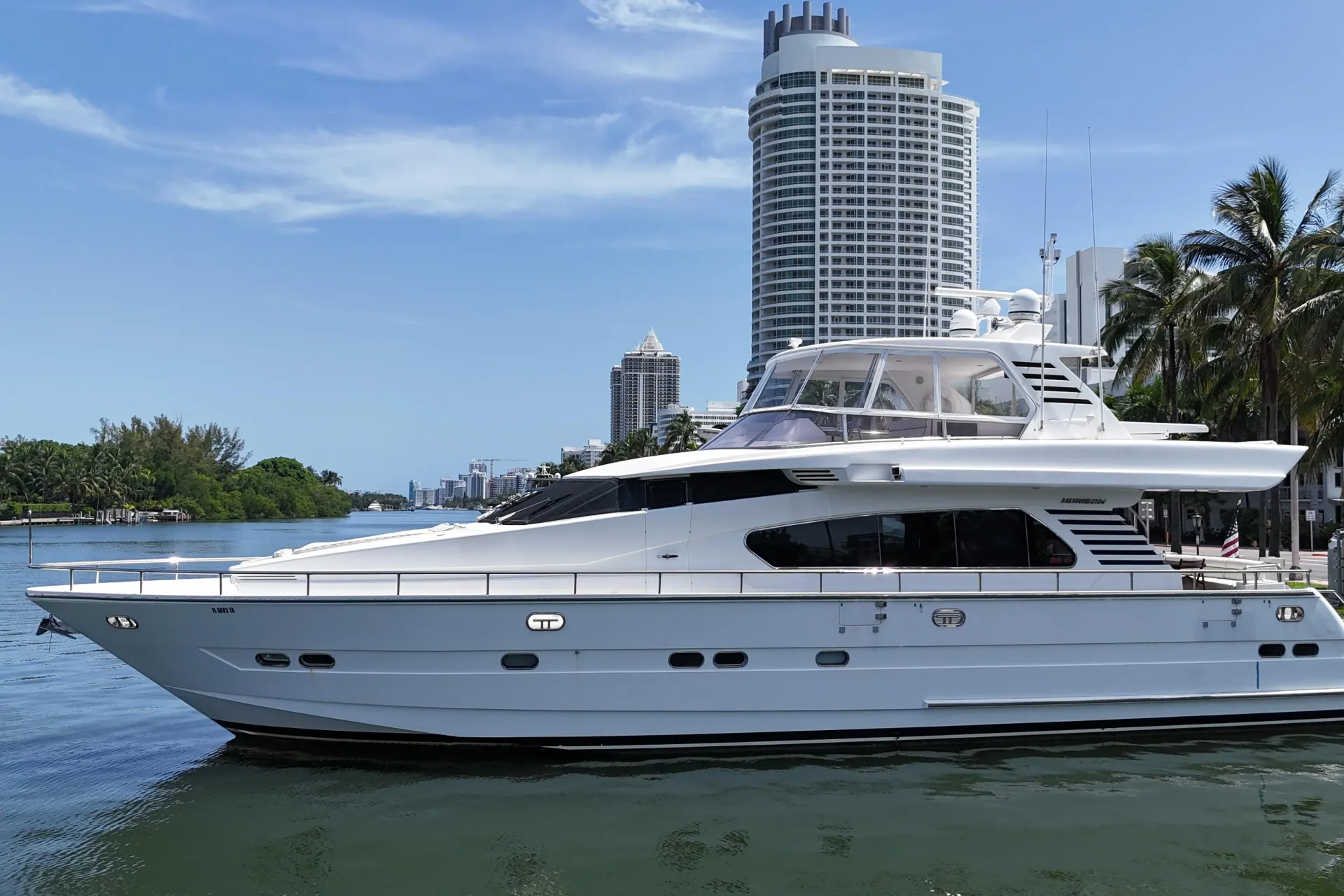 2001 Horizon 70 Motor Yacht, photograph 2