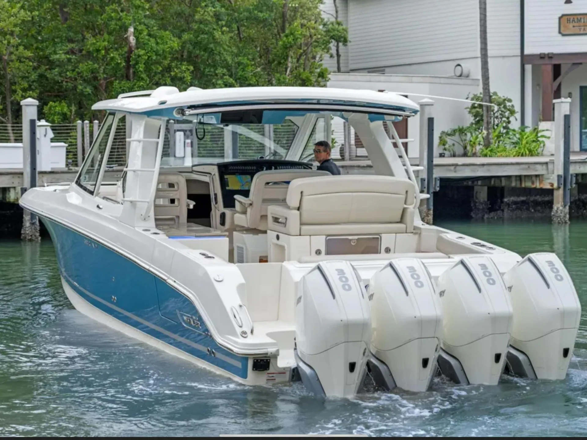 2022 Boston Whaler 380 Realm, photograph 2