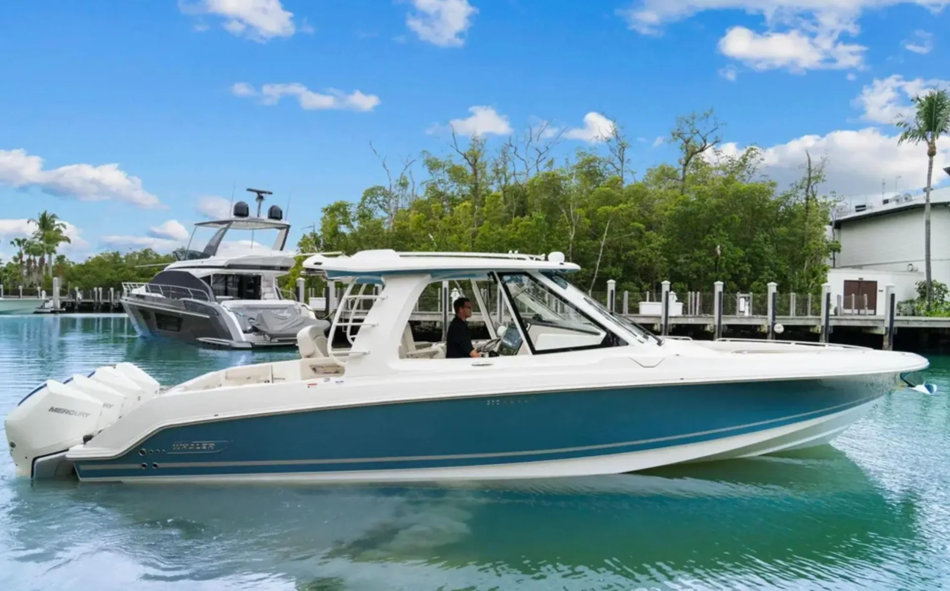 2022 Boston Whaler 380 Realm, photograph 3