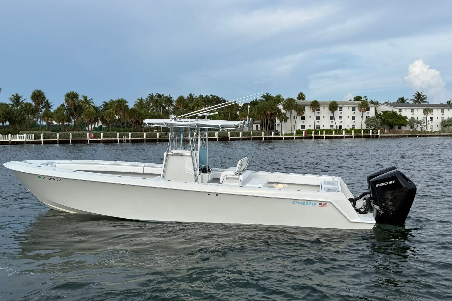 2011 Contender 35 ST, photograph 1