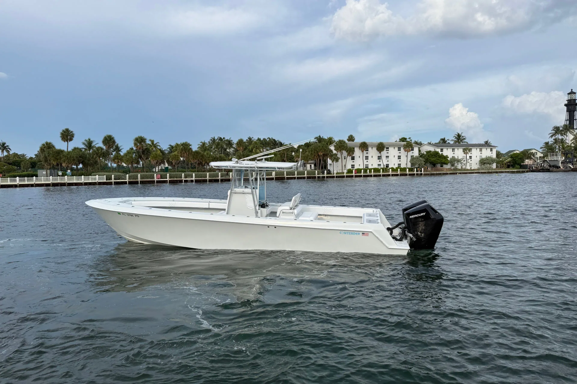 2011 Contender 35 ST, photograph 2