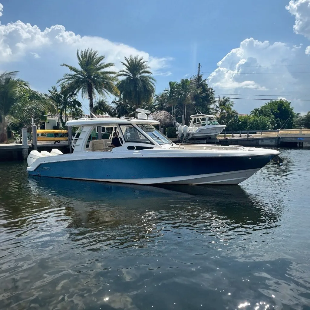 2021 Boston Whaler 350 Realm, photograph 1