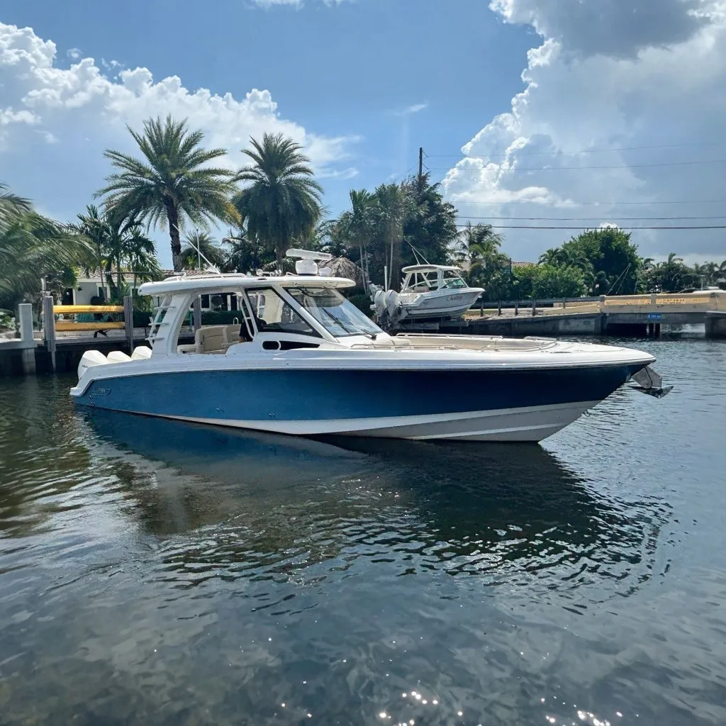 2021 Boston Whaler 350 Realm, photograph 2
