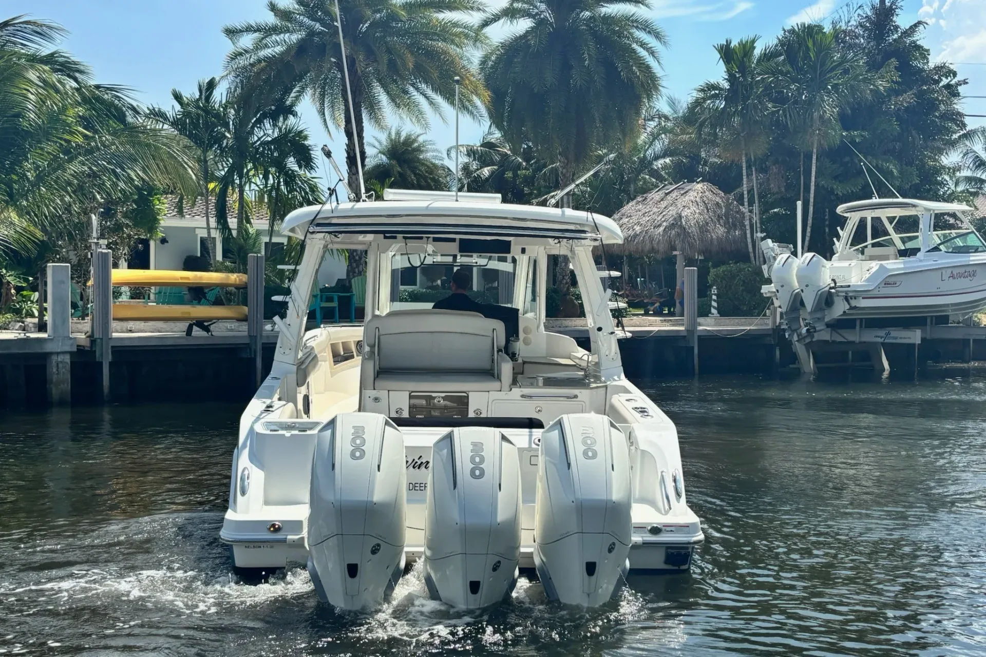 2021 Boston Whaler 350 Realm, photograph 3