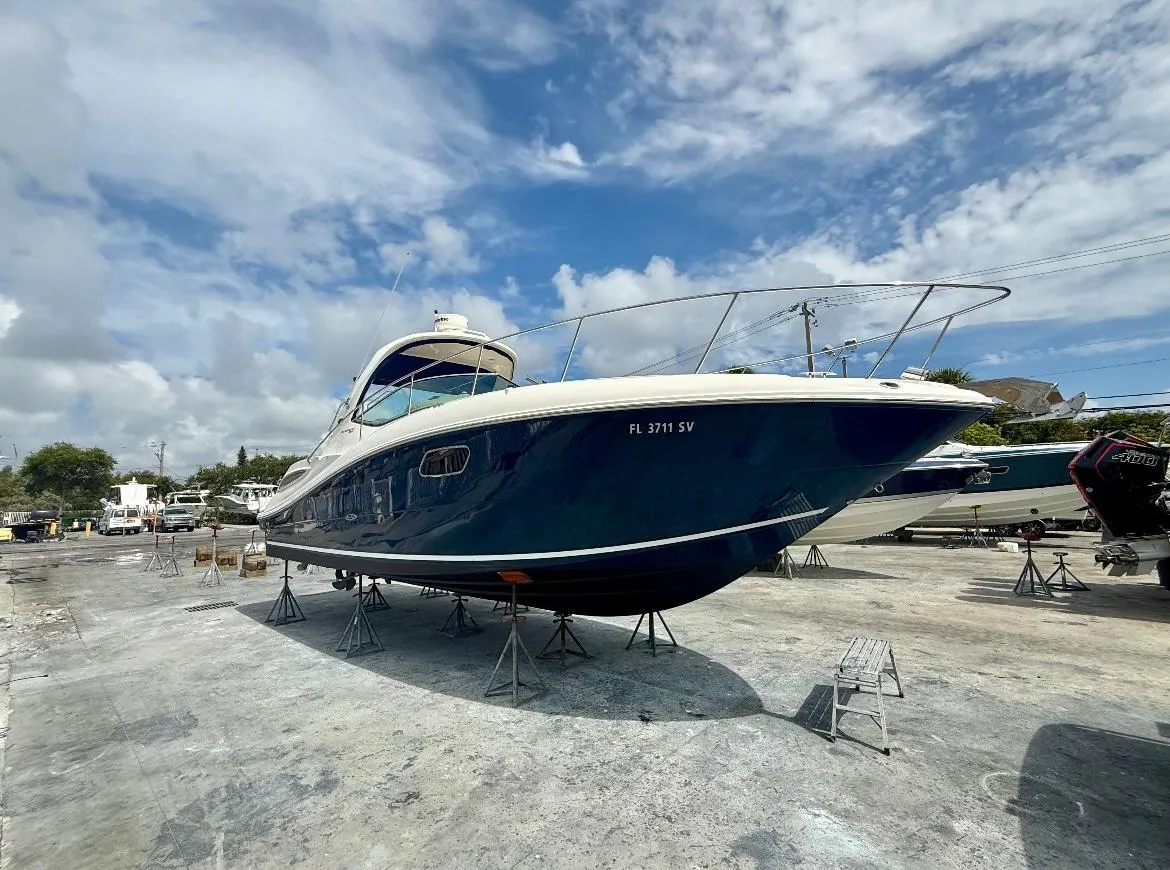 2011 Sea Ray Sundancer 350, photograph 1