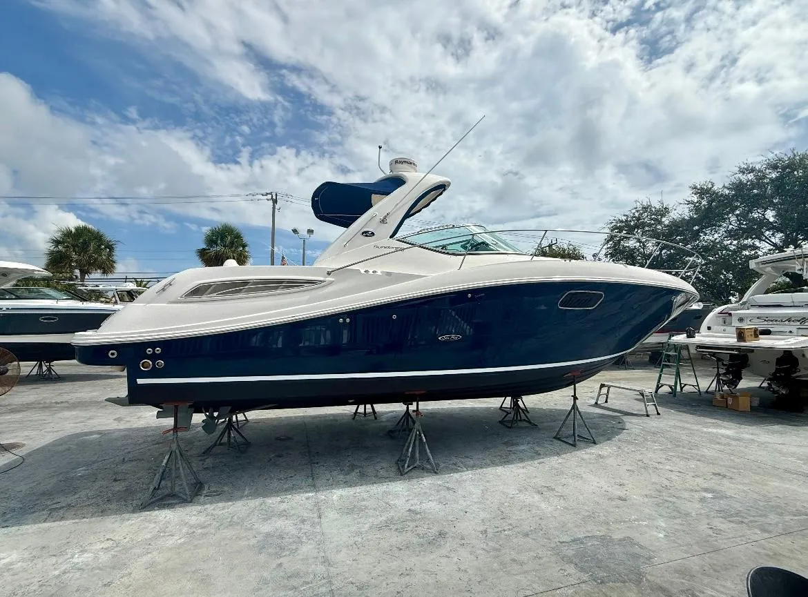 2011 Sea Ray Sundancer 350, photograph 2