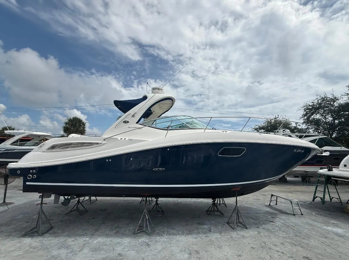 2011 Sea Ray Sundancer 350, photograph 3